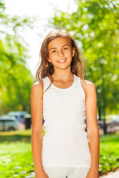 Mutlu genç kız parkta — Stok fotoğraf