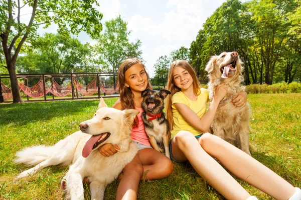 Duas meninas adolescentes com cães — Fotografia de Stock