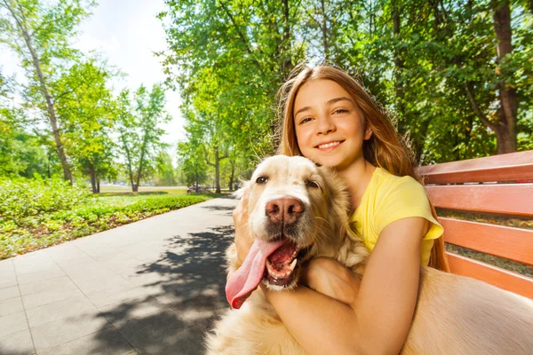 Adolescente avec chien heureux — Photo