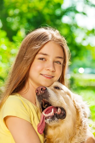 Feliz adolescente menina abraçando cão — Fotografia de Stock