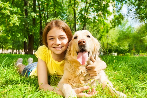 Köpeği ile genç kız — Stok fotoğraf