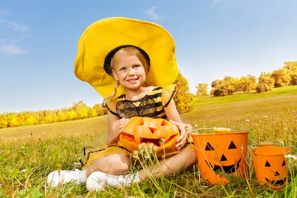 Halloween girl i kostym av bi — Stockfoto