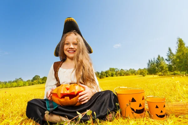 Halloween girl i kostym av pirat — Stockfoto