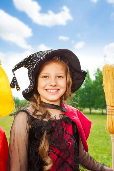 Schönes Mädchen im Halloween-Kostüm — Stockfoto