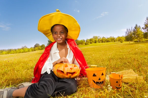 Halloween Junge mit Kürbis — Stockfoto