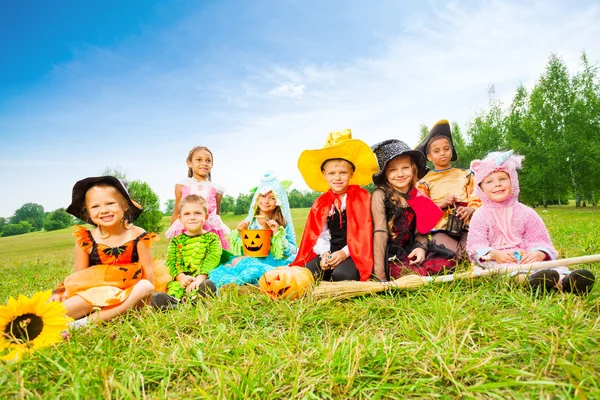 Halloween met kinderen in kostuums — Stockfoto