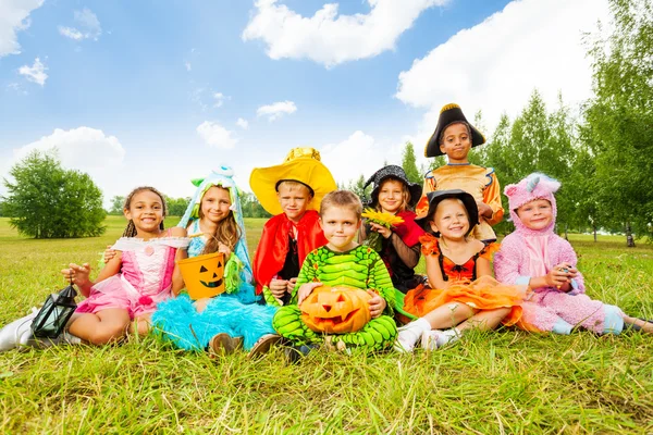 Lachende kinderen in halloween kostuums — Stockfoto