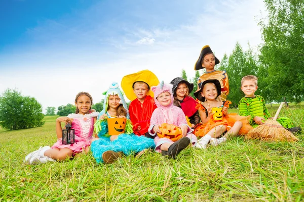 Kinderen in Halloween kostuums — Stockfoto