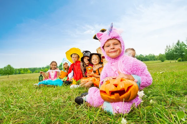 Mnoho halloween děti nosí kostýmy — Stock fotografie