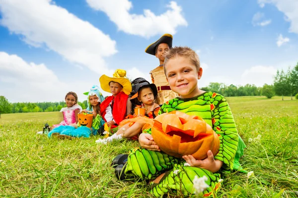 Grupp av barn i halloween kostymer — Stockfoto