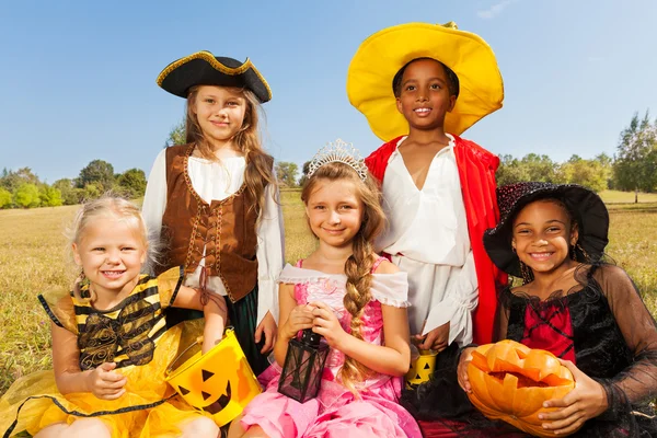 Транснациональные дети в костюмах на Хэллоуин — стоковое фото