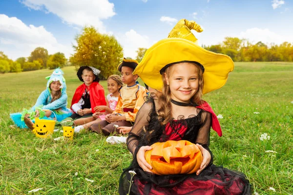 Trevlig tjej i häxa klädedräkt — Stockfoto