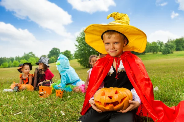 Junge im Zaubererkostüm — Stockfoto