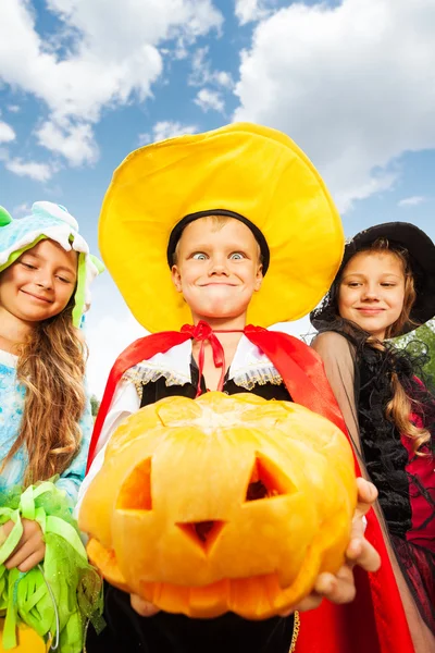 Jongen in halloween kostuum — Stockfoto