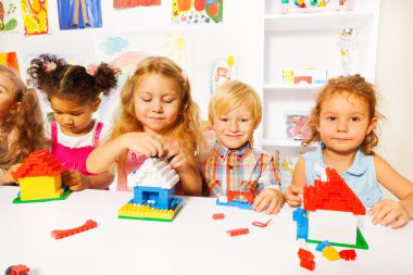 plastik blokları ile oynayan çocuklar