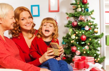 Yeni yıl hediyesi açılış aile