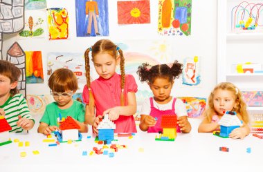 plastik blokları ile oynayan çocuklar