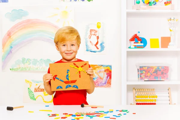 Niño sosteniendo la imagen de bloques —  Fotos de Stock