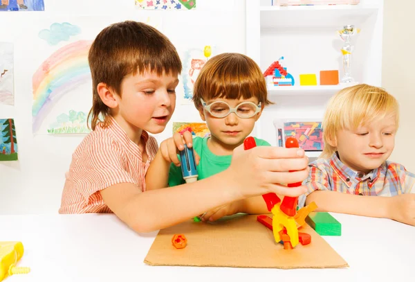 Meninos com alicate de brinquedo — Fotografia de Stock