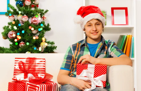 Glücklicher Junge mit Weihnachtsgeschenken — Stockfoto