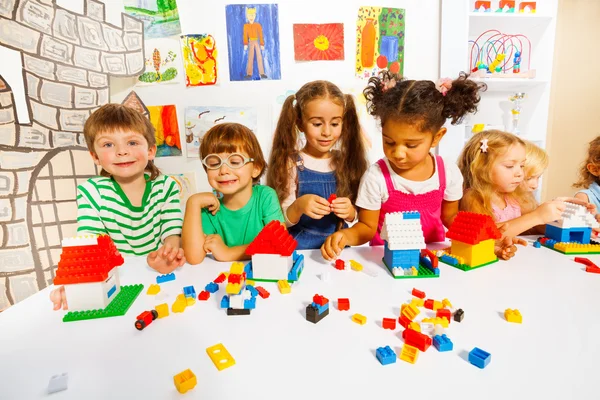 Crianças felizes brincando com blocos coloridos — Fotografia de Stock