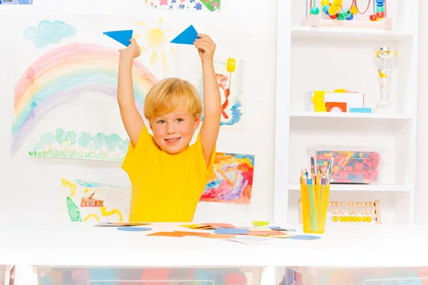 Triángulos de cartón niño — Foto de Stock