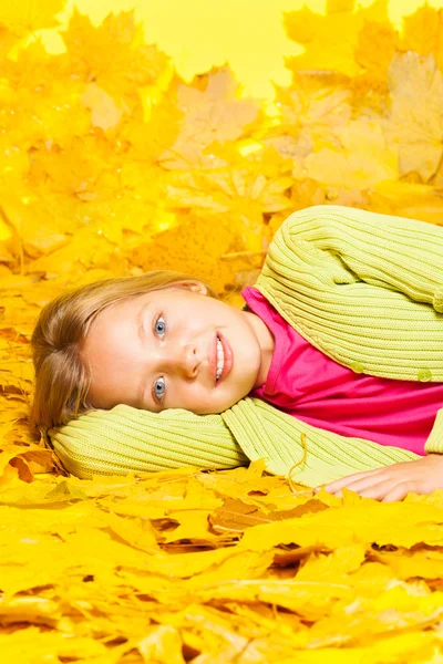 Chica en otoño hojas de arce —  Fotos de Stock