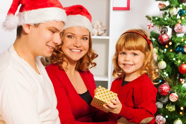 Família sentada perto da árvore de Natal — Fotografia de Stock