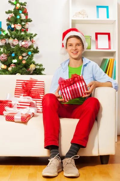 Glücklicher Junge mit Weihnachtsgeschenken — Stockfoto