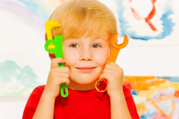 Ragazzo con chiave regolabile e regolare — Foto Stock