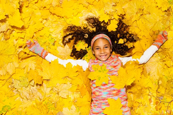 Menina coberta de folhas — Fotografia de Stock
