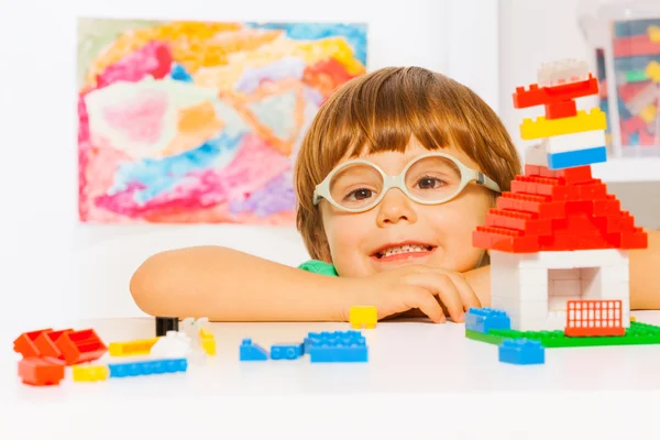 Jongen bouw huis — Stockfoto