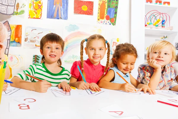 Kids drawing and filling letters — Stock Photo, Image