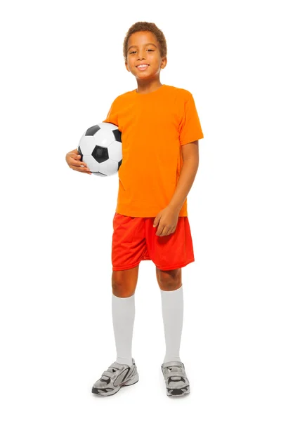 Menino segurando bola de futebol — Fotografia de Stock