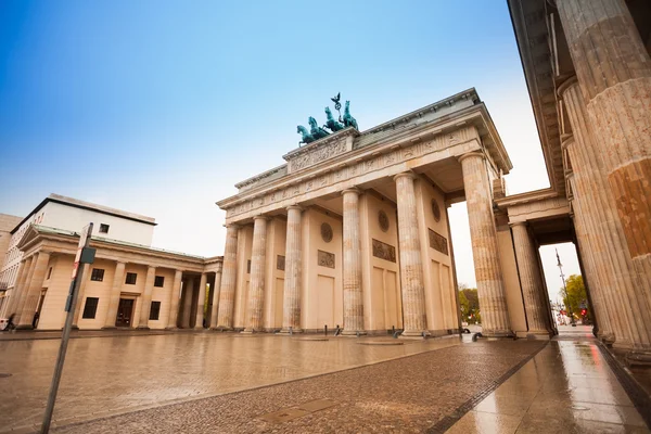 Pariser Platz и Brandenburger Tor — стоковое фото