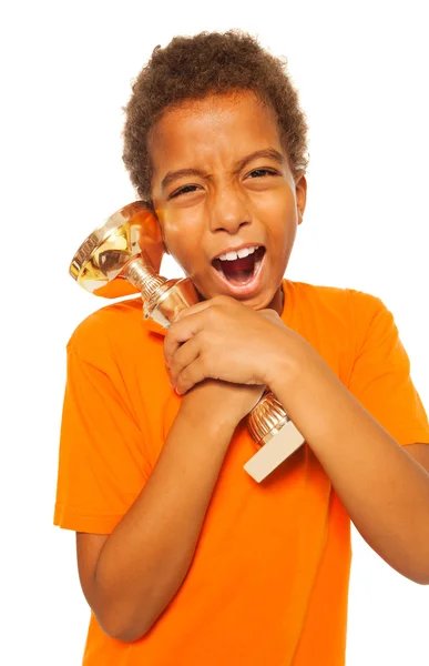 Niño sosteniendo ganadores premio taza — Foto de Stock