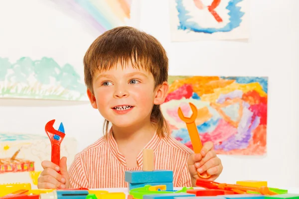 Niedlichen glücklichen Jungen mit Schraubenschlüssel — Stockfoto