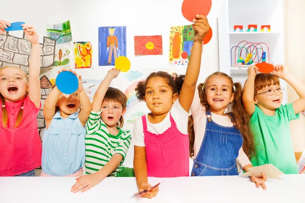 Kinder zeigen Formen aus Pappe — Stockfoto