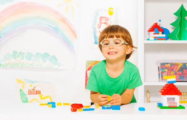 少年はプラスチックブロックで遊ぶ — ストック写真