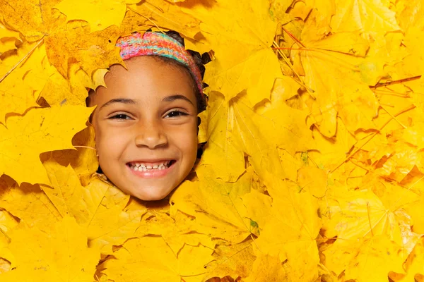 Flicka täckt med löv — Stockfoto
