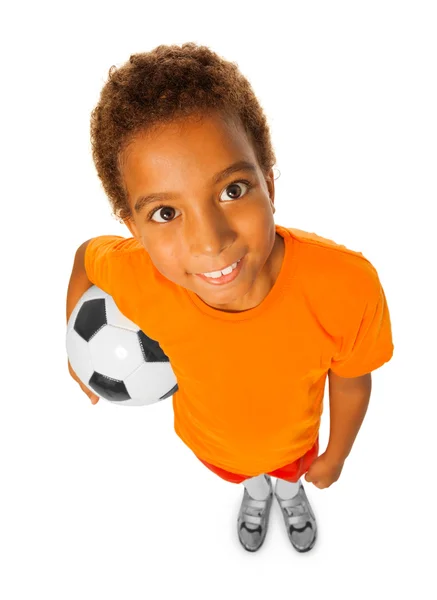 เด็กชายถือบอลฟุตบอล — ภาพถ่ายสต็อก