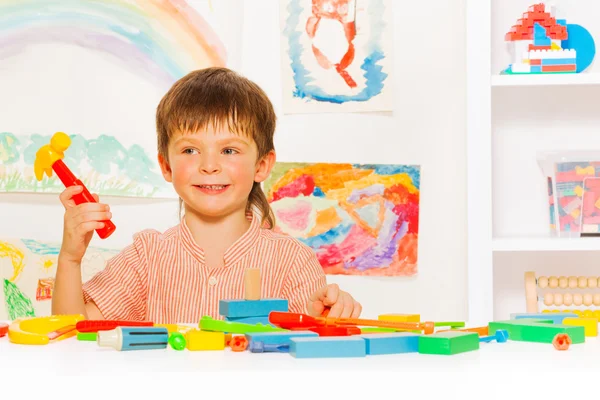 Niño preescolar con martillo de juguete —  Fotos de Stock