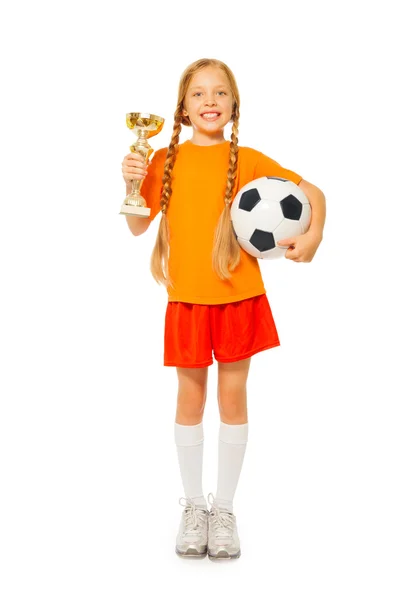 Chica sosteniendo pelota de fútbol y premio — Foto de Stock