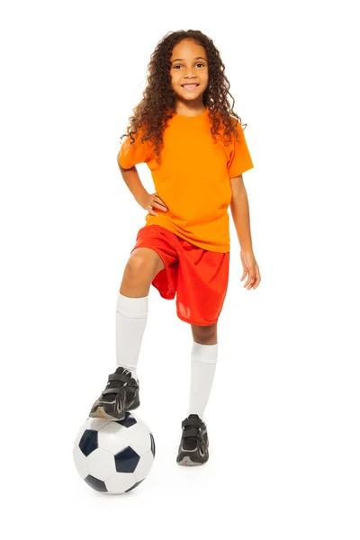 Menina fica na bola de futebol — Fotografia de Stock