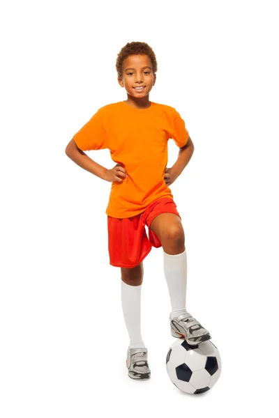 少年がサッカー ボールの上に立つ — ストック写真