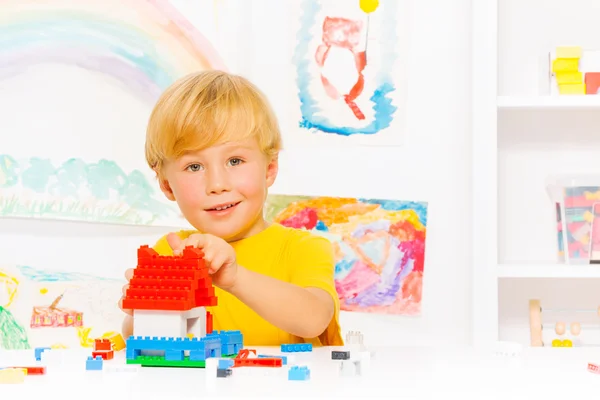 Chlapec hraje s plastovými bloky — Stock fotografie