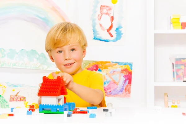 Junge spielt mit Plastikklötzen — Stockfoto