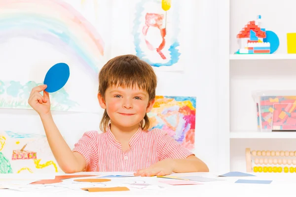 Junge lernt Formen im Kindergarten — Stockfoto