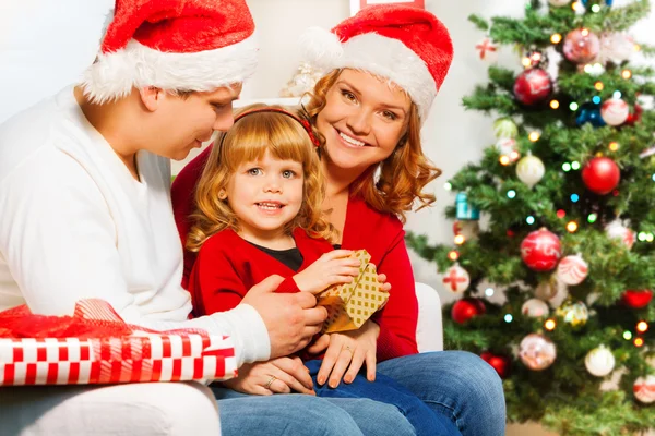 Noel ağacının yanında oturan aile Stok Fotoğraf