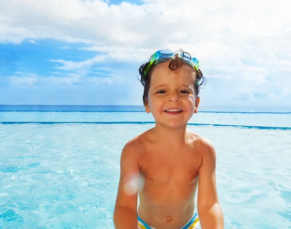 ゴーグルかわいい笑みを浮かべて少年 — ストック写真